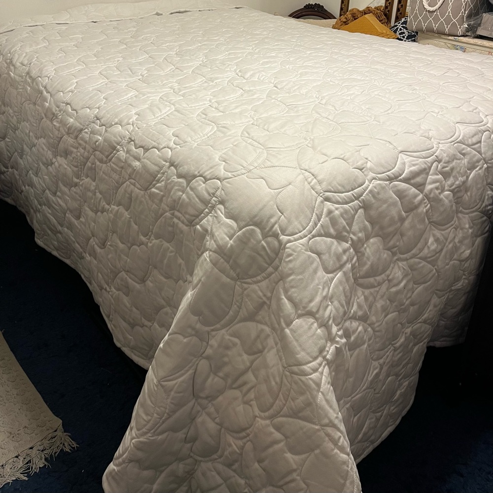 WHITE COMFORTER King Size 96”Wx104”L SOFT Butterfly Pattern On Stitch (Q148)